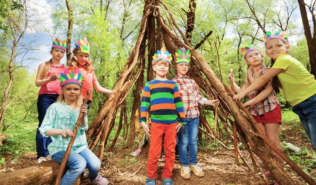 Kinder spielen im Wald