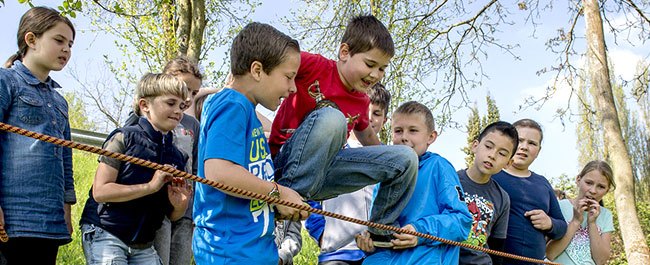 Kinder beim Seiltanzen