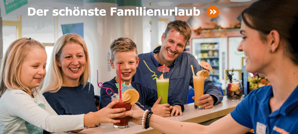 Familie im Bistro der Jugendherberge