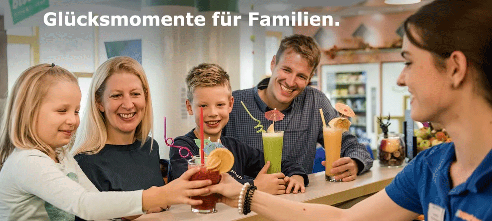 Familie im Bistro der Jugendherberge