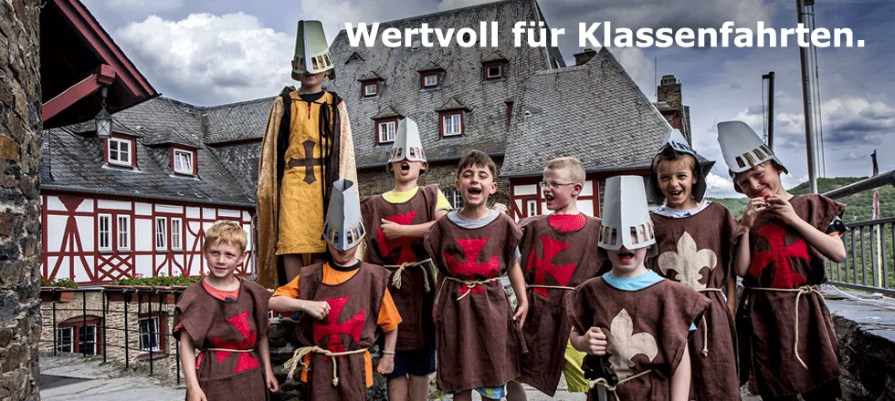 Kinder als Ritter in der Jugendherberge