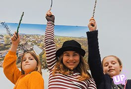 3 M�dchen halten Zauberst�be hoch. 
