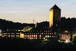 Jugendherberge Burg Lichtenberg bei Nacht.