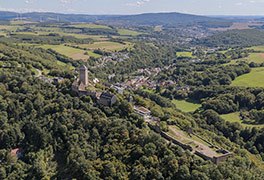 Blick auf die Jugendherberge Burg Lichtenberg im wundersch�nen Pf�lzer Bergland