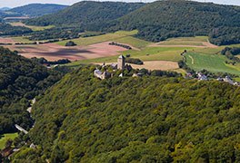 Blick auf die Jugendherberge Burg Lichtenberg und Landschaft der Pfalz. 