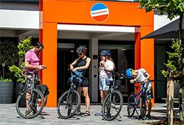 Familie mit Fahrrad vor der Jugendherberge Traben-Trarbach