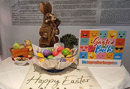 Gästebuch mit Osterdekoarton in der Jugendherberge Bacharach