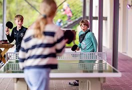 Kinder spielen Tischtennis im Hof der Jugendherberge Bad Bergzabern