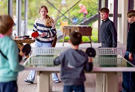 Kinder spielen Tischtennis im Hof der Jugendherberge Bad Bergzabern