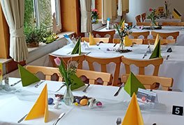 Festlich gedeckter Tisch im Restaurant der Jugendherberge Bad Kreuznach