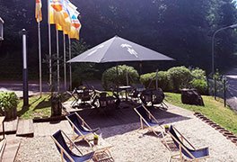Außenbistro der Jugendherberge Dreisbach mit Strandliegen