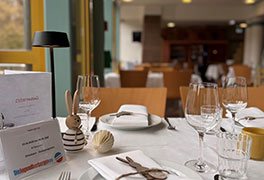 Festlich gedeckter Tisch im Restaurant der Jugendherberge Dreisbach