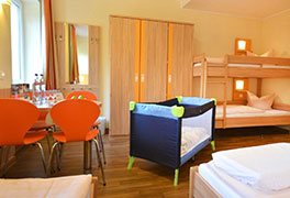 Familienzimmer mit Babybett der Pfälzerwald-Jugendherberge Hochspeyer