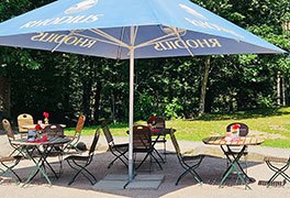 Außenbistro der Pfälzerwald-Jugendherberge Hochspeyer