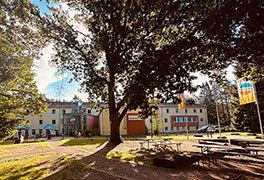 Außengeländer der Jugendherberge Hochspeyer mit Blick auf das Haus
