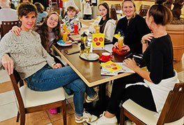 Familie sitzt im Bistro der Jugendherberge Homburg mit leckeren Getrnken. 
