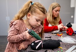 Mädchen bastelt beim Familienprogramm in der Jugendherberge