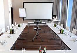 Seminarraum der Jugendherberge mit Tagungstechnik, Beamer und Getränken.