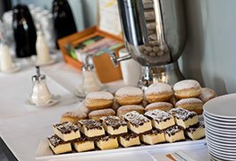 Tagungspause mit Kaffee, Tee und Kuchen angerichtet.