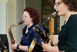 Musikgruppe probt auf Instrumenten in der Jugendherberge