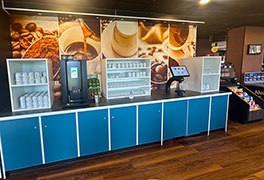 Blaue Theke im Restaurant der Jugendherberge Idar-Oberstein mit Kaffee- und Saftautomat sowie Tessen und Gläsern.