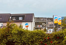 Jugendherberge Idar-Oberstein Fahnen neben dem Gebäude. 