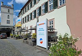Eingangsbereich der Jugendherberge Kaub mit Hinweisschild
