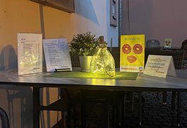 Außenbistro am Abend mit Bistrokarte und Solarlaterne auf dem Tisch