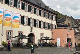 Außenbistro der Jugendherberge Kaub mit zahlreichen Gästen