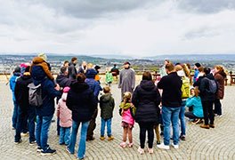 Familien beauschen eine historische F�hrung des Festungsf�her auf Festung Ehrenbreitstein Koblenz