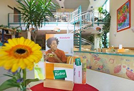 Bistro-Karte auf dem Tisch in der Jugendherberge Neustadt