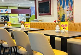 Helle St�hle im neuen Bistro der Jugendherberge Oberwesel.