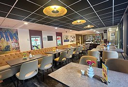Der Bistro der Jugendherberge Oberwesel wurde mit neunen mit hellen St�hlen ausgestattet.