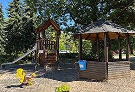 Spielplatz mit Rutsche der Jugendherberge Tholey