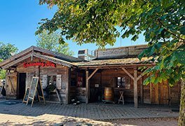 Ein Holzhaus mit der Aufschrift Schaumberg Alm