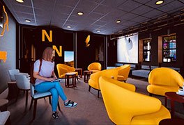 Frau sitzt in der Mosel-Lounge der Jugendherberge