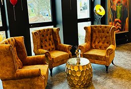 Moderne Sesseln im Bistro der Jugendherbergen Traben-Trarbach