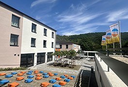 Blick auf dem Hof vor der Jugendherberge Traben-Trarbach mit Sitzgelegenheiten. 