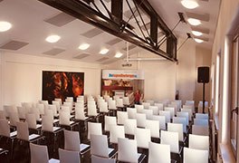 Tagungsraum der Jugendherberge mit Konzert-Bestuhlung