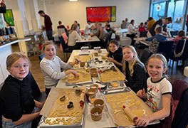 M�dchen backen Pl�tzchen beim Adventsprogramm in der Jugebdherberge Bad Bergzabern