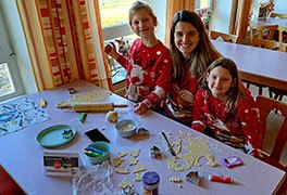 Mutter mit T�chtern backen Pl�tzchen beim Adventsprogramm in der Jugebdherberge Hermeskeil