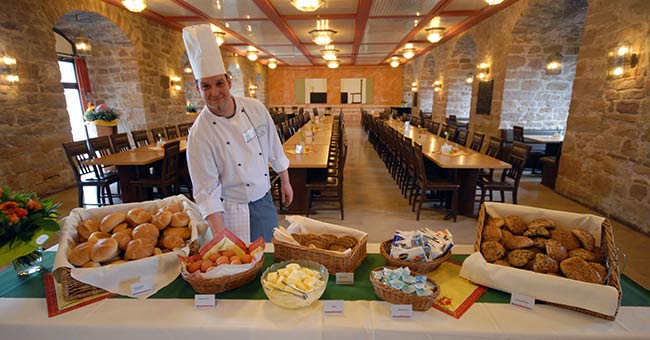 Frühstück im Rittersaal der Jugendherberge Altleiningen