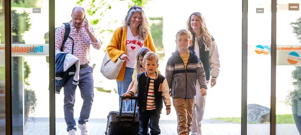 Familie besucht die Jugendherberge