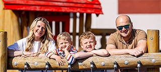 Glückliche Familie auf dem Spielplatz der Jugendherberge Mainz