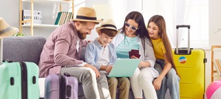 Familie bucht online spontan einen Urlaub in der Jugendehrberge - Buchungstool