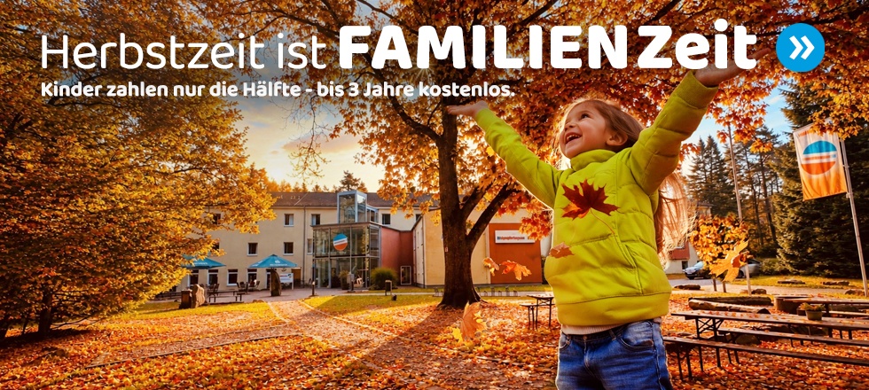 Glückliches Mädchen vor der Jugendherberge Hochspeyer im Herbst