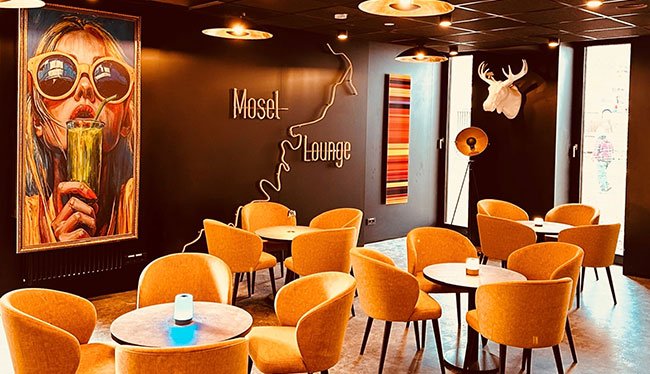 Moderne Mosel-Lounge der Jugendherberge Traben-Trarbach