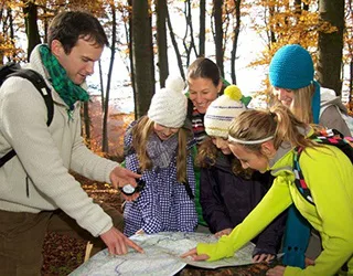 Schulklasse im Wald