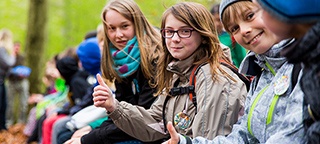 Schüler auf der Klassenfahrt in der Natur