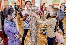 Kinder bauen einen Turm